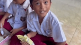 Siswa SD di Gorontalo Simpan Makanan Gratis untuk Ibu. (Tiktok.com @4nna412)

