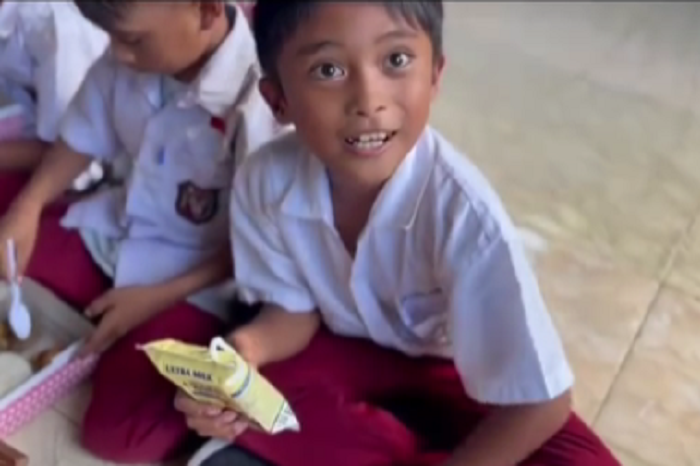 Siswa SD di Gorontalo Simpan Makanan Gratis untuk Ibu. (Tiktok.com @4nna412)

