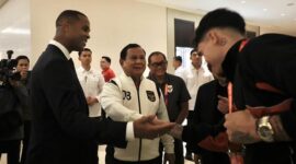 Presiden RI Prabowo Subianto ikut berbahagia bersama masyarakat yang menonton langsung Laga Pertandingan Sepakbola. (Facebook.com @Setkab RI)