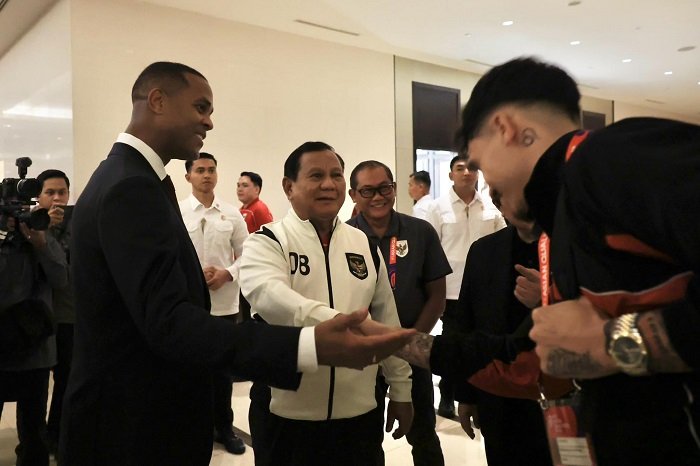 Presiden RI Prabowo Subianto ikut berbahagia bersama masyarakat yang menonton langsung Laga Pertandingan Sepakbola. (Facebook.com @Setkab RI)