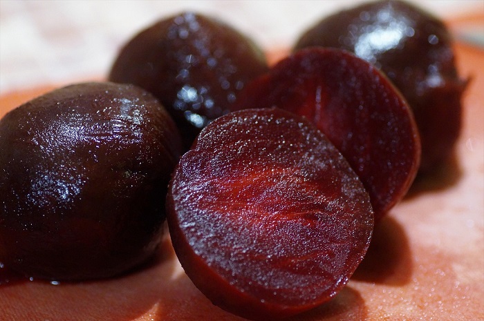 Buah bit membantu melebarkan pembuluh darah dengan nitrat alaminya. (Pixabay.com/ivabalk)