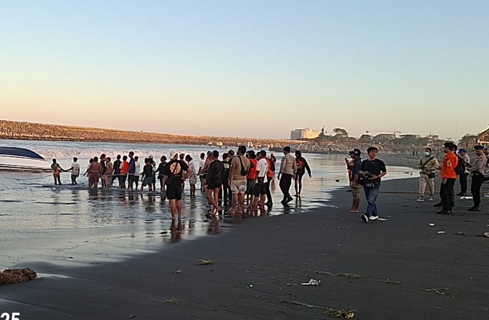 Upaya penanganan darurat peristiwa gelombang pasang yang terjadi di Kota Denpasar, Provinsi Bali. (Dok. BPBD Kota Denpasar)