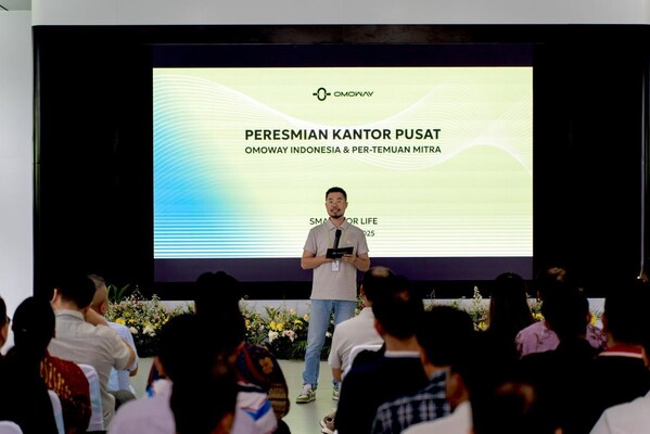 Yulong Chen, General Manager OMOWAY Indonesia, menyampaikan visi dalam acara peresmian.