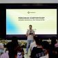 Yulong Chen, General Manager OMOWAY Indonesia, menyampaikan visi dalam acara peresmian.