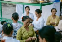 Pemandangan rumah-rumah tradisional di Desa Tenganan Pegringsingan, Bali, yang mempertahankan arsitektur dan tata letak asli desa Bali Aga. Para wanita desa dengan telaten menenun kain gringsing, warisan budaya yang menjadi identitas utama masyarakat Tenganan dan hanya dapat ditemukan di desa ini.