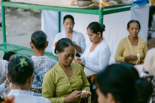 Pemandangan rumah-rumah tradisional di Desa Tenganan Pegringsingan, Bali, yang mempertahankan arsitektur dan tata letak asli desa Bali Aga. Para wanita desa dengan telaten menenun kain gringsing, warisan budaya yang menjadi identitas utama masyarakat Tenganan dan hanya dapat ditemukan di desa ini.