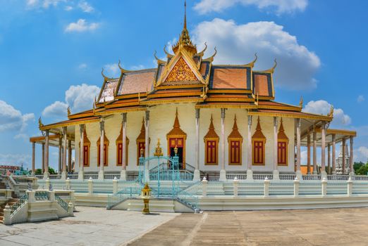Kemegahan arsitektur Puri Agung Karangasem, salah satu peninggalan kerajaan Bali yang masih berdiri kokoh, menunjukkan keindahan seni dan budaya masa lalu. Istana ini merupakan saksi bisu kejayaan dan keahlian para seniman di era kerajaan.
