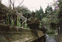 Patung kuno yang ditemukan di situs arkeologi Bali, memberikan gambaran sekilas mengenai kepercayaan dan seni masyarakat Bali Mula pada masa lampau. Penemuan ini menjadi bukti otentik adanya peradaban maju di Pulau Dewata jauh sebelum kedatangan pengaruh modern.