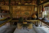 Pemandangan khas rumah-rumah tradisional di Desa Tenganan Pegringsingan yang ditata rapi, mencerminkan kearifan lokal dan sistem sosial masyarakat Bali Aga yang masih terjaga keasliannya hingga kini. Suasana desa yang tenang dan arsitektur unik ini memberikan gambaran jelas tentang kehidupan yang jauh dari keramaian modern.