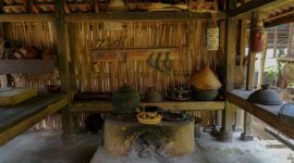Pemandangan khas rumah-rumah tradisional di Desa Tenganan Pegringsingan yang ditata rapi, mencerminkan kearifan lokal dan sistem sosial masyarakat Bali Aga yang masih terjaga keasliannya hingga kini. Suasana desa yang tenang dan arsitektur unik ini memberikan gambaran jelas tentang kehidupan yang jauh dari keramaian modern.