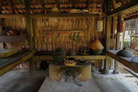 Pemandangan khas rumah-rumah tradisional di Desa Tenganan Pegringsingan yang ditata rapi, mencerminkan kearifan lokal dan sistem sosial masyarakat Bali Aga yang masih terjaga keasliannya hingga kini. Suasana desa yang tenang dan arsitektur unik ini memberikan gambaran jelas tentang kehidupan yang jauh dari keramaian modern.