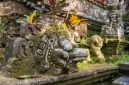 Ukiran-ukiran batu kuno yang ditemukan di situs arkeologi Bali, memberikan gambaran sekilas tentang seni dan kepercayaan masyarakat Bali Mula ribuan tahun yang lalu. Artefak ini menjadi saksi bisu peradaban awal Pulau Dewata.