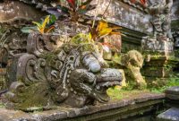 Ukiran-ukiran batu kuno yang ditemukan di situs arkeologi Bali, memberikan gambaran sekilas tentang seni dan kepercayaan masyarakat Bali Mula ribuan tahun yang lalu. Artefak ini menjadi saksi bisu peradaban awal Pulau Dewata.