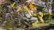 Ukiran-ukiran batu kuno yang ditemukan di situs arkeologi Bali, memberikan gambaran sekilas tentang seni dan kepercayaan masyarakat Bali Mula ribuan tahun yang lalu. Artefak ini menjadi saksi bisu peradaban awal Pulau Dewata.