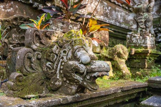 Ukiran-ukiran batu kuno yang ditemukan di situs arkeologi Bali, memberikan gambaran sekilas tentang seni dan kepercayaan masyarakat Bali Mula ribuan tahun yang lalu. Artefak ini menjadi saksi bisu peradaban awal Pulau Dewata.