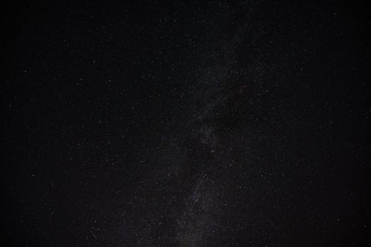 Suasana hening malam Nyepi di Bali dengan langit bertabur bintang yang jernih, menggambarkan kedamaian spiritual dan kesempatan untuk introspeksi diri yang mendalam. Momen ini menjadi kesempatan langka bagi alam dan manusia untuk beristirahat dari hiruk pikuk dunia.