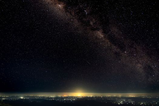 Jalanan di Bali tampak lengang dan gelap gulita saat Hari Raya Nyepi, menunjukkan keheningan total yang menyelimuti pulau dewata. Langit malam bertabur bintang terlihat jelas tanpa polusi cahaya, menjadi pemandangan menakjubkan yang hanya bisa disaksikan pada momen sakral ini.