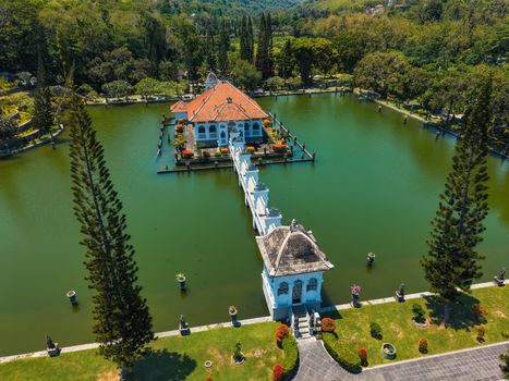 Puing-puing atau replika arsitektur istana kuno Bali yang megah, menampilkan detail ukiran rumit dan ornamen tradisional yang menjadi ciri khas seni bangunan kerajaan di Pulau Dewata. Bangunan ini mencerminkan keindahan serta kompleksitas peradaban Bali pada masa lampau.