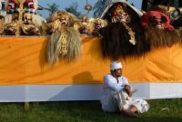 Keheningan malam Nyepi di Bali menampilkan langit bertabur bintang yang jarang terlihat di tengah polusi cahaya kota, sebuah pemandangan indah yang mengajak kita merenungi kebesaran alam semesta.