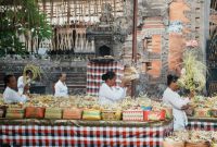 Pemandangan khas Desa Tenganan Pegringsingan dengan arsitektur rumah tradisional dan jalanan batu yang rapi, mencerminkan kehidupan masyarakat Bali Aga yang masih setia menjaga adat leluhur mereka.