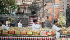 Pemandangan khas Desa Tenganan Pegringsingan dengan arsitektur rumah tradisional dan jalanan batu yang rapi, mencerminkan kehidupan masyarakat Bali Aga yang masih setia menjaga adat leluhur mereka.