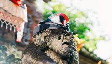 Sebuah pura kuno yang berdiri megah di Bali, menunjukkan arsitektur khas yang diyakini memiliki akar dari masa Bali Mula, mencerminkan kekayaan sejarah dan spiritualitas masyarakat terdahulu. Bangunan ini menjadi saksi bisu peradaban yang terus berkembang di Pulau Dewata.