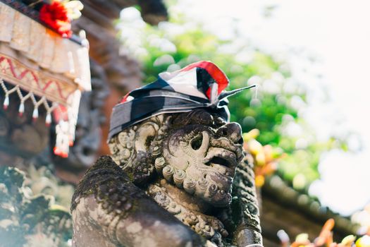 Sebuah pura kuno yang berdiri megah di Bali, menunjukkan arsitektur khas yang diyakini memiliki akar dari masa Bali Mula, mencerminkan kekayaan sejarah dan spiritualitas masyarakat terdahulu. Bangunan ini menjadi saksi bisu peradaban yang terus berkembang di Pulau Dewata.