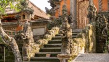 Foto ini menampilkan sisa-sisa reruntuhan candi kuno di Bali yang memperlihatkan arsitektur khas serta ukiran detail, menjadi bukti bisu akan peradaban megah para leluhur Bali Mula yang kaya akan nilai spiritual dan seni.