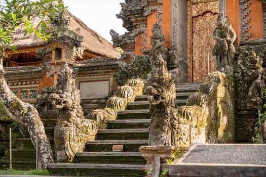 Foto ini menampilkan sisa-sisa reruntuhan candi kuno di Bali yang memperlihatkan arsitektur khas serta ukiran detail, menjadi bukti bisu akan peradaban megah para leluhur Bali Mula yang kaya akan nilai spiritual dan seni.