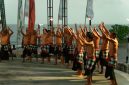 Pertunjukan tari Kecak di Pura Uluwatu menyajikan perpaduan magis antara tarian, lantunan vokal ritmis, dan keindahan matahari terbenam di ufuk barat. Para penari membawakan kisah Ramayana dengan penuh penghayatan di amfiteater terbuka berlatar samudra Hindia.