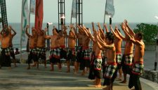 Pertunjukan tari Kecak di Pura Uluwatu menyajikan perpaduan magis antara tarian, lantunan vokal ritmis, dan keindahan matahari terbenam di ufuk barat. Para penari membawakan kisah Ramayana dengan penuh penghayatan di amfiteater terbuka berlatar samudra Hindia.