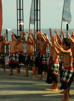 Menguak Tirai Magis: Pesona Sakral Tari Kecak Uluwatu yang Tak Lekang Waktu