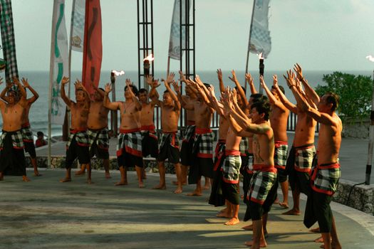 Pertunjukan tari Kecak di Pura Uluwatu menyajikan perpaduan magis antara tarian, lantunan vokal ritmis, dan keindahan matahari terbenam di ufuk barat. Para penari membawakan kisah Ramayana dengan penuh penghayatan di amfiteater terbuka berlatar samudra Hindia.