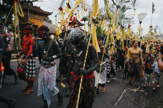 Suasana jalanan di Bali yang lengang dan sepi total saat Hari Raya Nyepi, melambangkan keheningan spiritual yang mendalam untuk introspeksi diri dan membersihkan alam semesta. Ribuan ogoh-ogoh yang diarak sehari sebelumnya menjadi simbol pemusnahan energi negatif.