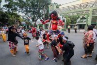 Suasana hening jalanan di Bali saat Hari Raya Nyepi, ketika seluruh aktivitas duniawi dihentikan, menciptakan momen refleksi mendalam dan menenangkan bagi seluruh masyarakat. Pemandangan ini menggambarkan esensi Nyepi sebagai hari untuk introspeksi dan kembali pada diri.