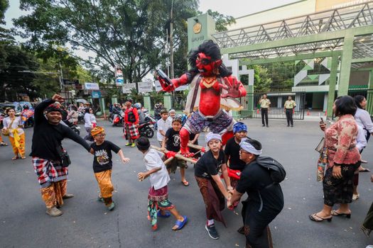 Suasana hening jalanan di Bali saat Hari Raya Nyepi, ketika seluruh aktivitas duniawi dihentikan, menciptakan momen refleksi mendalam dan menenangkan bagi seluruh masyarakat. Pemandangan ini menggambarkan esensi Nyepi sebagai hari untuk introspeksi dan kembali pada diri.