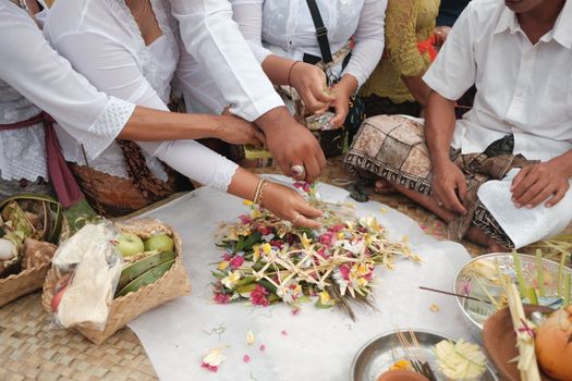 Persembahan sesaji di pura Bali mencerminkan eratnya hubungan spiritual dan rasa syukur masyarakat setempat kepada alam serta Sang Pencipta, menjadi manifestasi nyata filosofi Tri Hita Karana. Nuansa hijau dan damai ini menunjukkan bagaimana masyarakat Bali hidup selaras dengan lingkungannya.