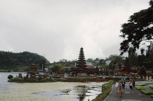 Pura Besakih, sebagai pura terbesar dan termegah di Bali, berdiri kokoh sebagai simbol keagungan peradaban dan spiritualitas yang telah dibangun oleh kerajaan-kerajaan Hindu Bali selama berabad-abad. Arsitekturnya yang megah dan lokasinya yang strategis di lereng Gunung Agung mencerminkan kekuatan dan pengaruh para raja di masa lampau.