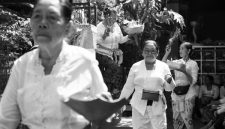 Arak-arakan bade megah mengusung jenazah dalam upacara Ngaben di Bali, diiringi ribuan pelayat dan tabuhan gamelan yang menguatkan nuansa sakral. Prosesi ini menjadi simbol perjalanan arwah menuju keabadian.