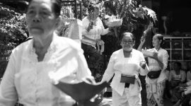 Arak-arakan bade megah mengusung jenazah dalam upacara Ngaben di Bali, diiringi ribuan pelayat dan tabuhan gamelan yang menguatkan nuansa sakral. Prosesi ini menjadi simbol perjalanan arwah menuju keabadian.