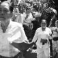 Arak-arakan bade megah mengusung jenazah dalam upacara Ngaben di Bali, diiringi ribuan pelayat dan tabuhan gamelan yang menguatkan nuansa sakral. Prosesi ini menjadi simbol perjalanan arwah menuju keabadian.