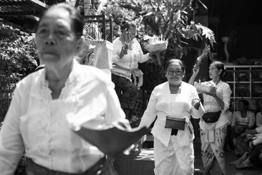 Arak-arakan bade megah mengusung jenazah dalam upacara Ngaben di Bali, diiringi ribuan pelayat dan tabuhan gamelan yang menguatkan nuansa sakral. Prosesi ini menjadi simbol perjalanan arwah menuju keabadian.