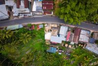 Jalanan di Bali yang lengang tanpa aktivitas saat Hari Raya Nyepi, menunjukkan keheningan total yang menjadi ciri khas perayaan ini dan mengajak setiap individu untuk berkontemplasi.