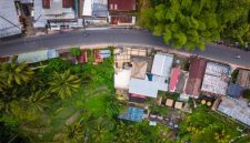 Jalanan di Bali yang lengang tanpa aktivitas saat Hari Raya Nyepi, menunjukkan keheningan total yang menjadi ciri khas perayaan ini dan mengajak setiap individu untuk berkontemplasi.