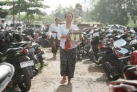 Pemandangan Desa Trunyan di tepian Danau Batur, salah satu desa Bali Mula yang masih mempertahankan tradisi unik pemakaman leluhur mereka. Desa ini menjadi jendela ke masa lalu yang memperlihatkan bagaimana masyarakat Bali kuno menghormati siklus kehidupan dan kematian.