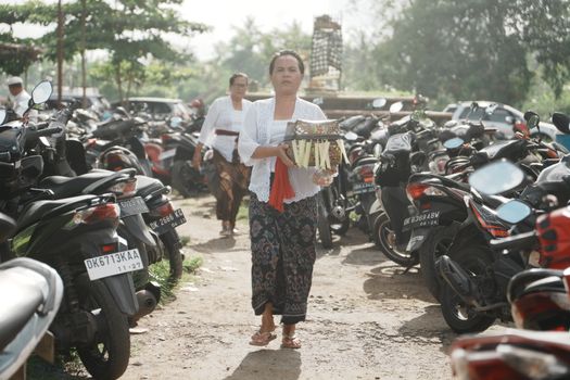 Pemandangan Desa Trunyan di tepian Danau Batur, salah satu desa Bali Mula yang masih mempertahankan tradisi unik pemakaman leluhur mereka. Desa ini menjadi jendela ke masa lalu yang memperlihatkan bagaimana masyarakat Bali kuno menghormati siklus kehidupan dan kematian.
