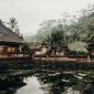 Jalanan di Bali yang lengang di bawah langit bertabur bintang, menunjukkan suasana hening total selama perayaan Hari Raya Nyepi yang sakral. Momen ini menjadi kesempatan berharga bagi umat Hindu untuk melakukan introspeksi diri dan menyelaraskan kembali hubungan dengan alam semesta.