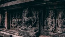 Candi Borobudur, salah satu situs Warisan Dunia UNESCO di Indonesia, memancarkan pesona magisnya saat matahari terbit, dengan detail ukiran relief yang menceritakan kisah-kisah kuno. Keindahan arsitekturnya adalah bukti keagungan peradaban masa lalu yang masih lestari hingga kini.