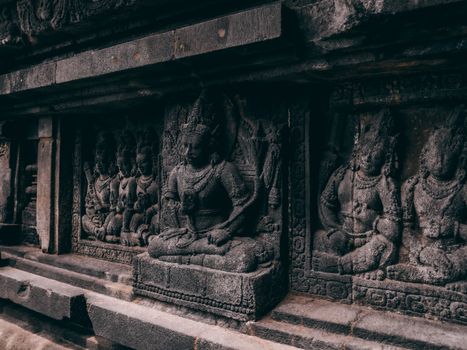 Candi Borobudur, salah satu situs Warisan Dunia UNESCO di Indonesia, memancarkan pesona magisnya saat matahari terbit, dengan detail ukiran relief yang menceritakan kisah-kisah kuno. Keindahan arsitekturnya adalah bukti keagungan peradaban masa lalu yang masih lestari hingga kini.