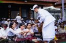 Pura Besakih, salah satu kompleks pura terbesar dan paling sakral di Bali, menjadi saksi bisu perjalanan panjang sejarah kerajaan Hindu di Pulau Dewata. Arsitektur megahnya mencerminkan keagungan budaya dan spiritualitas Bali yang telah lestari selama berabad-abad.